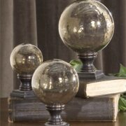 Lamya, Finials